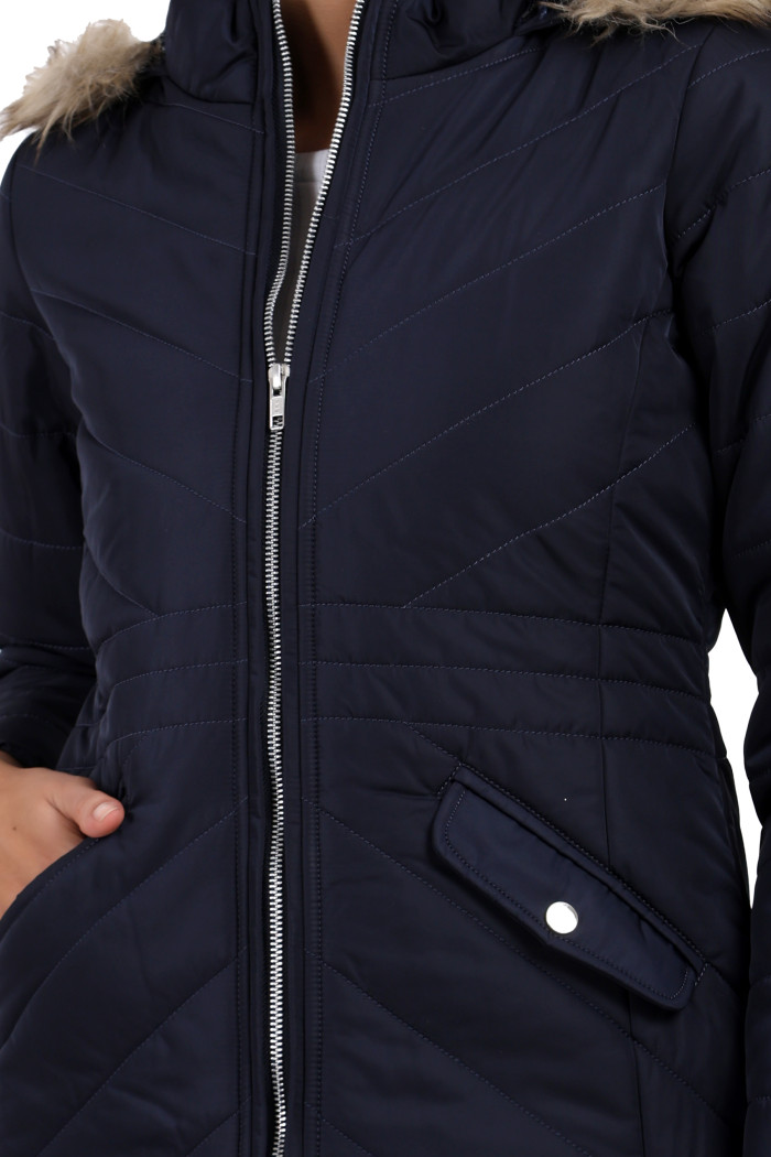 A cropped shot of a woman wearing Coatsnmore’s casual jacket in navy colour with a textured pattern, slash placket pockets, a zip closure and a detachable hood with her right hand in a pocket.