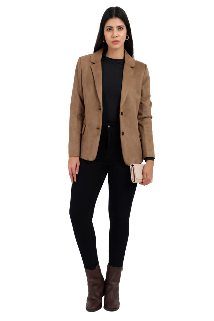 A woman in a standing side pose is wearing Trufit’s short-length olive coat with a lapel collar, side pockets, and a button closure while holding the bag in her left hand.